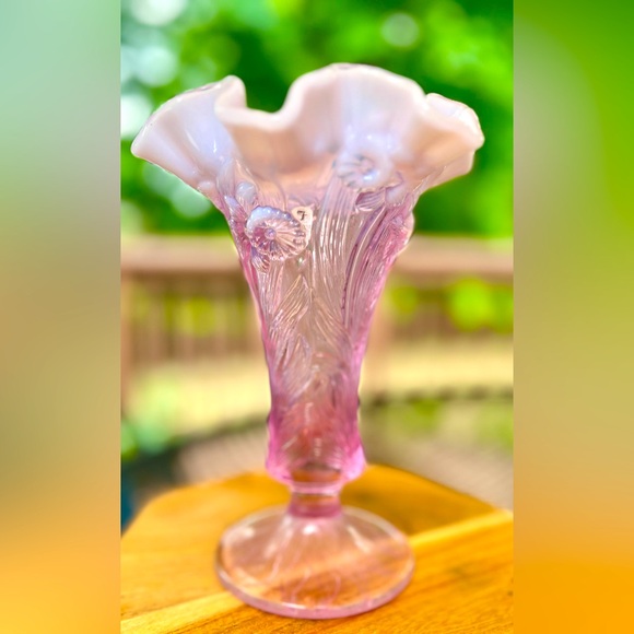 Vintage Pink Opalescent Ruffled Daffodil Vase by Fenton. 7.5", Made in USA - Picture 3 of 5